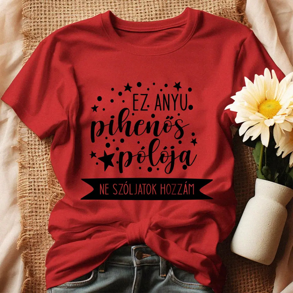 Egyedi ajándék anyukáknak- anyu pihenős pólója piros