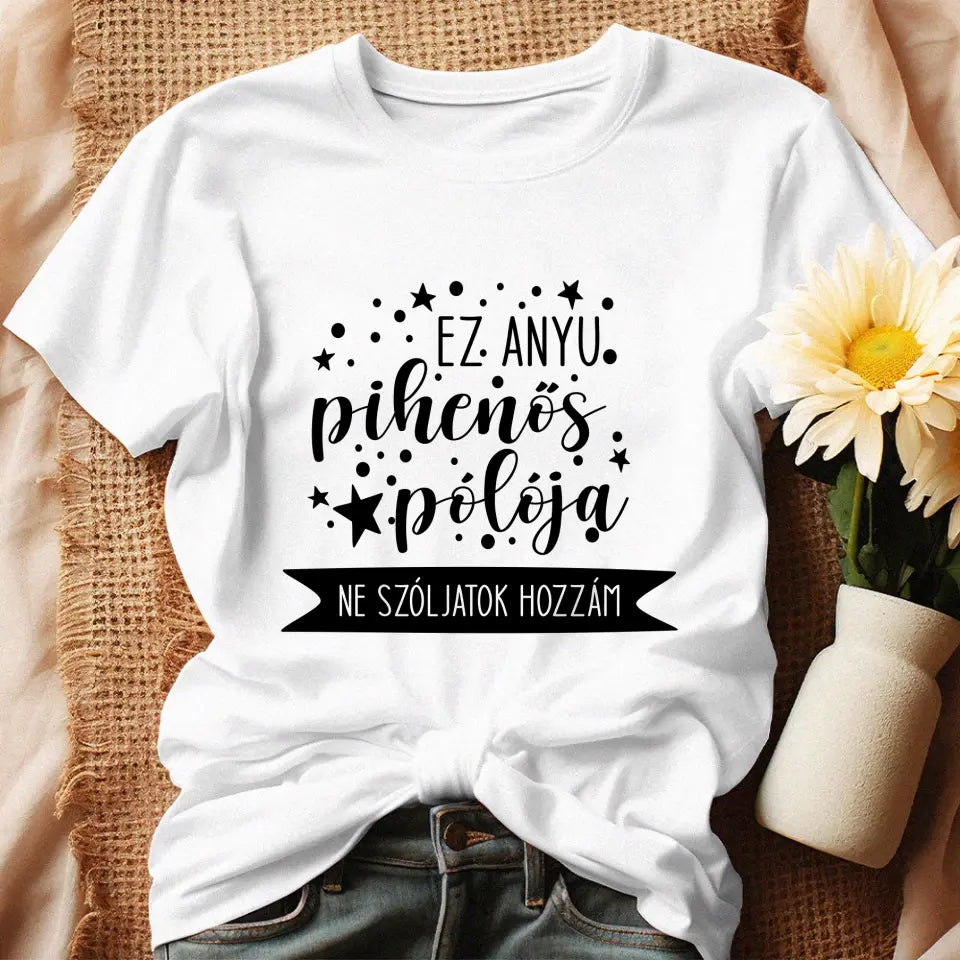 Egyedi ajándék anyukáknak- anyu pihenős pólója fehér