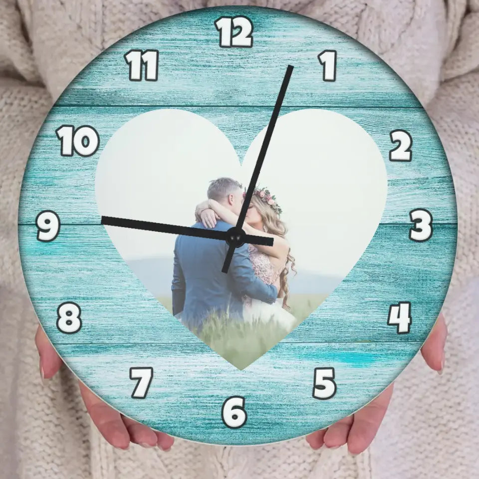 Fa mintás óra szív alakú képpel