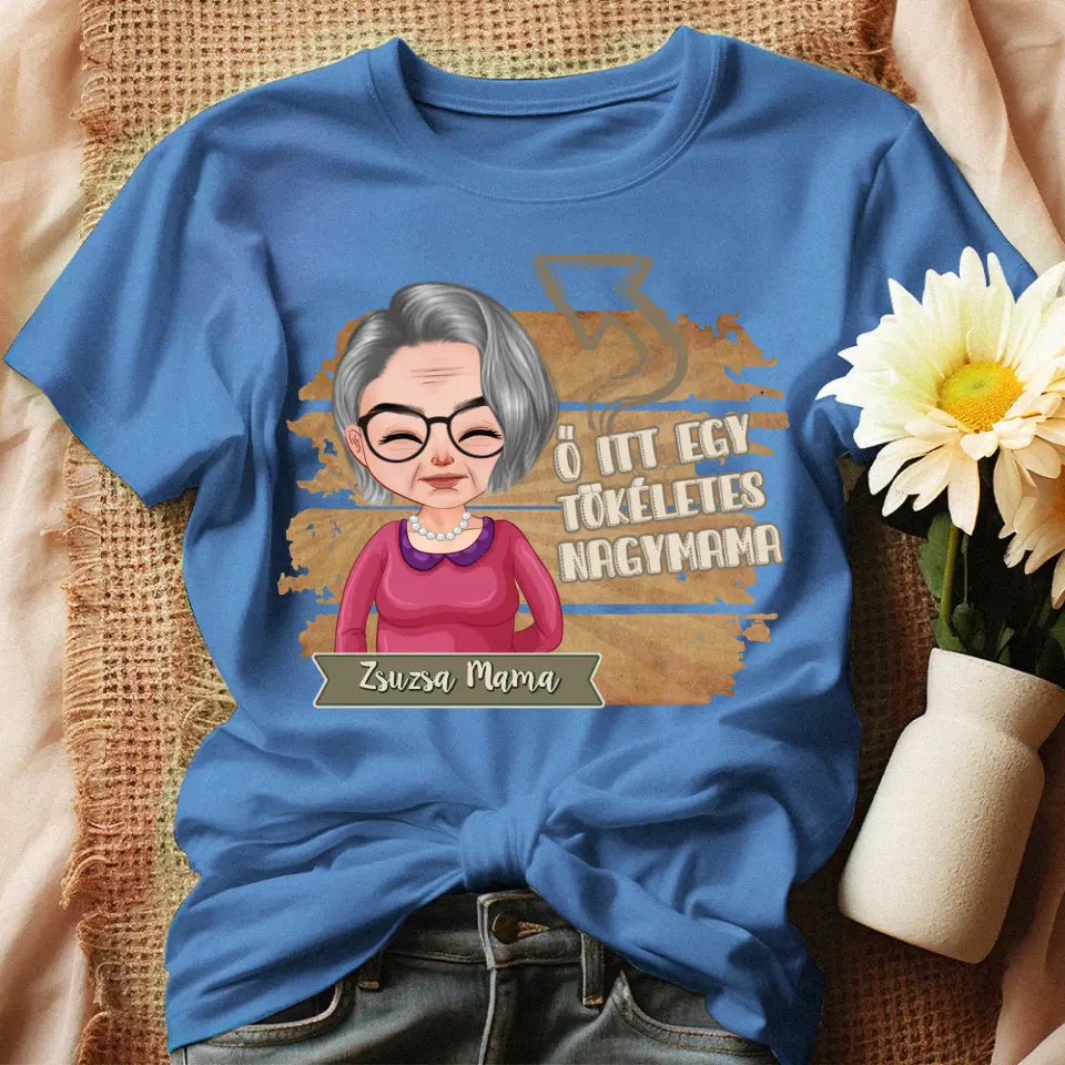 Egyedi ajándék nagymamáknak - Szerkeszthető karakteres Tökéletes Nagymama póló kék