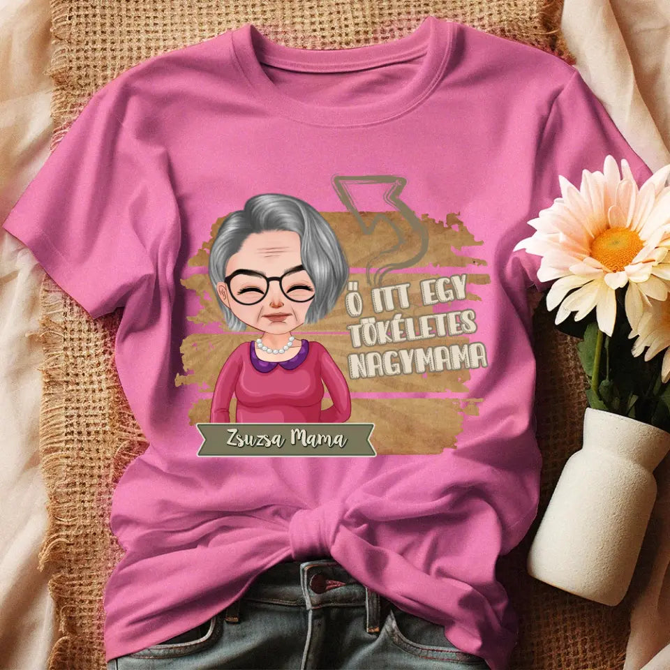 Egyedi ajándék nagymamáknak - Szerkeszthető karakteres Tökéletes Nagymama póló rózsaszín