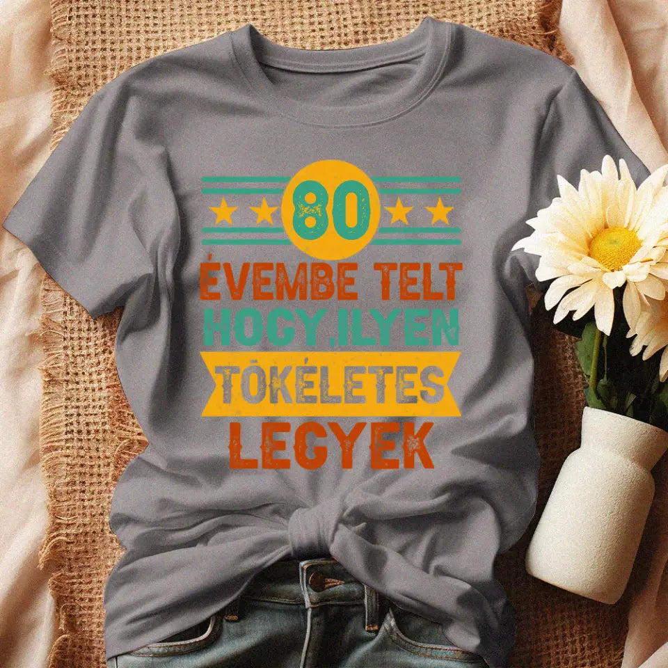 Szülinapi ajándék 80 éveseknek - 80 évembe telt női póló szürke