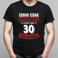 Szülinapi ajándék 30 éveseknek - Eddig csak kamaszodtam vicces férfi póló