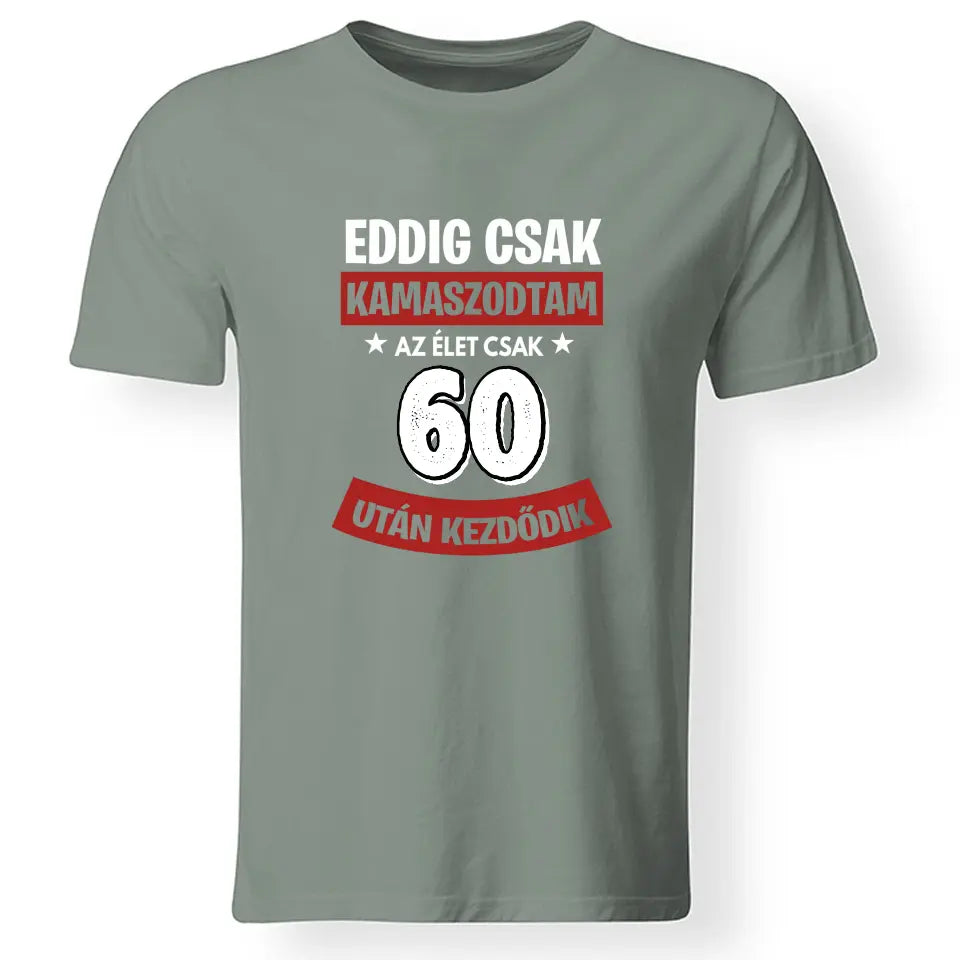 Szülinapi ajándék 60 éveseknek - Eddig csak kamaszodtam vicces férfi póló