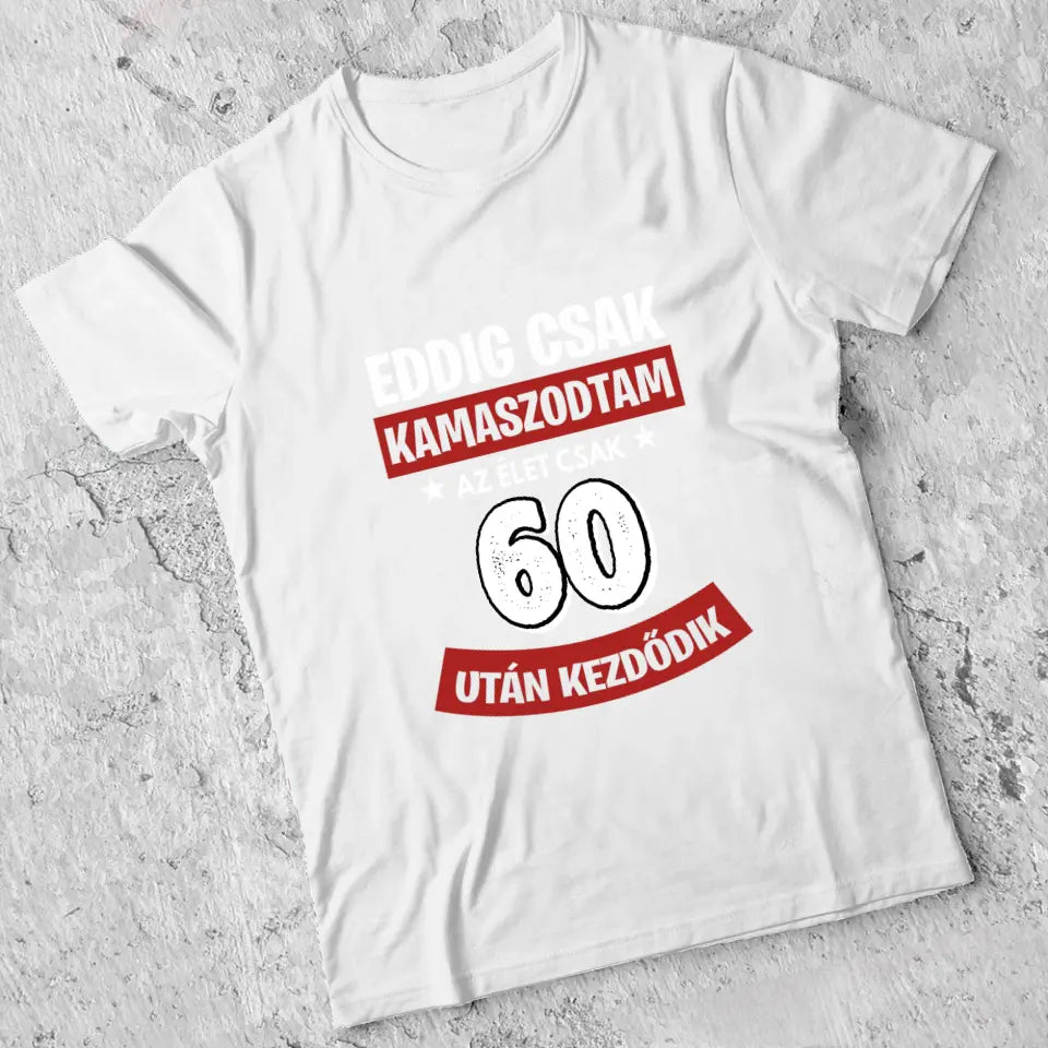 Szülinapi ajándék 60 éveseknek - Eddig csak kamaszodtam vicces férfi póló