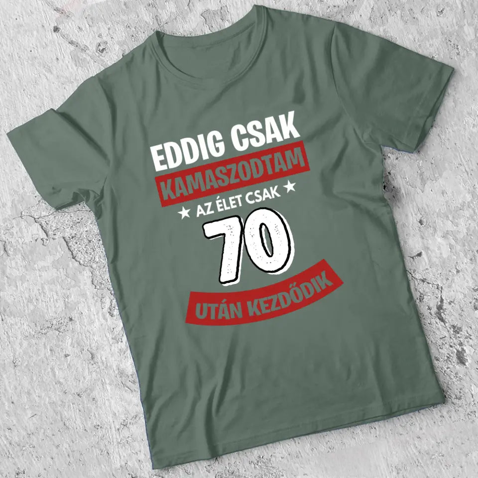 Szülinapi ajándék 70 éveseknek - Eddig csak kamaszodtam vicces férfi póló