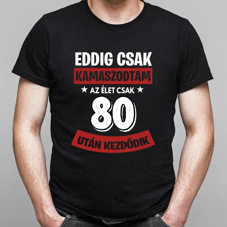 Szülinapi ajándék 80 éveseknek - Eddig csak kamaszodtam vicces férfi póló