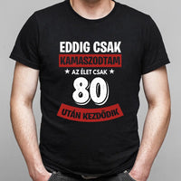 Szülinapi ajándék 80 éveseknek - Eddig csak kamaszodtam vicces férfi póló