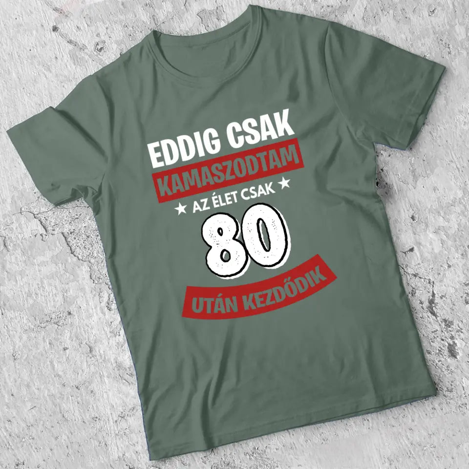 Szülinapi ajándék 80 éveseknek - Eddig csak kamaszodtam vicces férfi póló