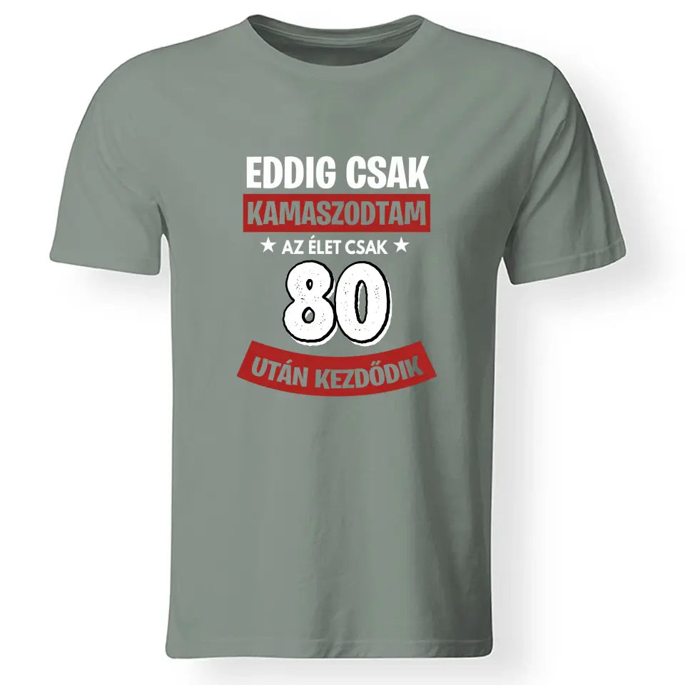 Szülinapi ajándék 80 éveseknek - Eddig csak kamaszodtam vicces férfi póló