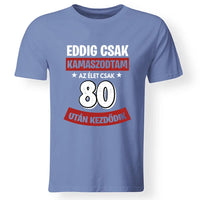 Szülinapi ajándék 80 éveseknek - Eddig csak kamaszodtam vicces férfi póló