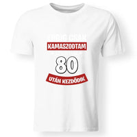 Szülinapi ajándék 80 éveseknek - Eddig csak kamaszodtam vicces férfi póló