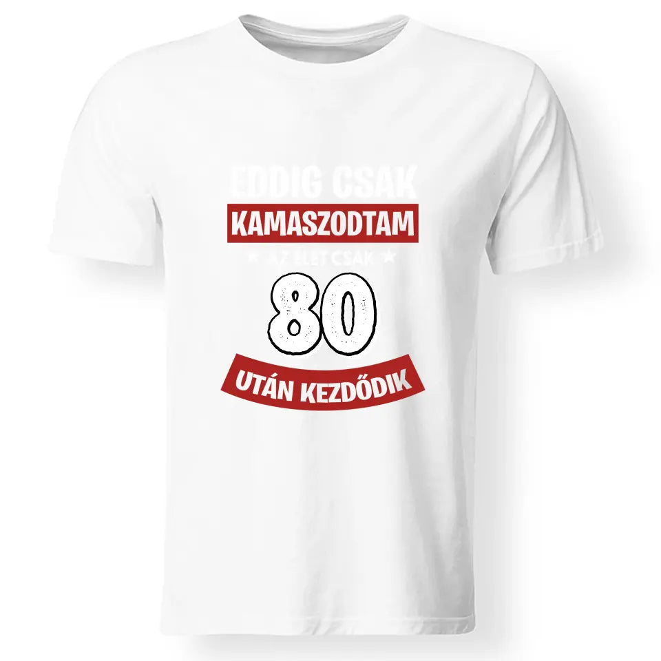 Szülinapi ajándék 80 éveseknek - Eddig csak kamaszodtam vicces férfi póló