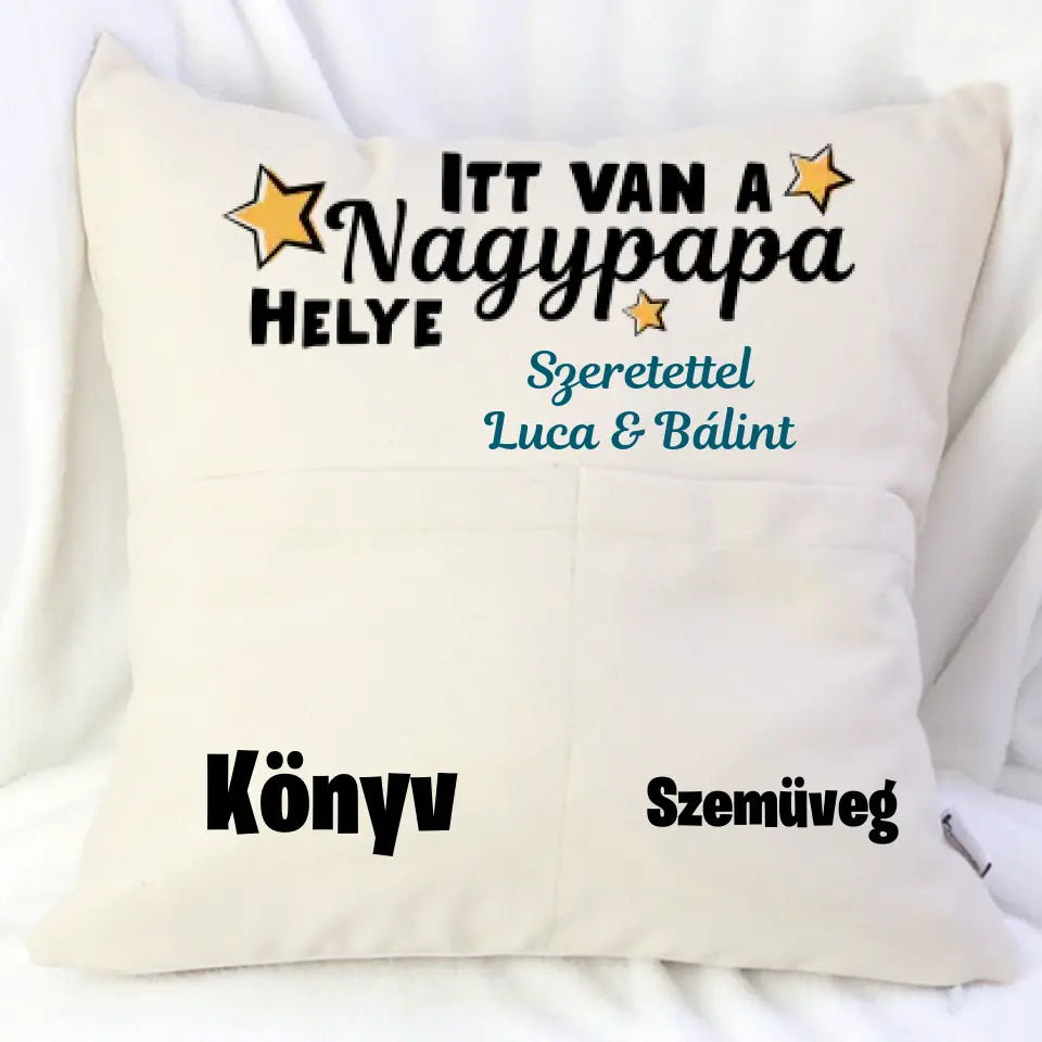 A Nagypapa helye, zsebes párna egyedi névvel és felirattal