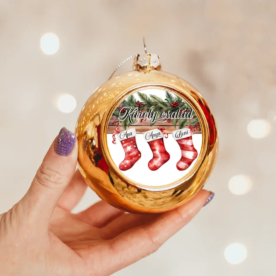 Karácsonyi arany gömbdísz piros csizmácskákkal