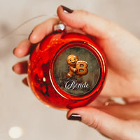 Karácsonyi piros gömbdísz egyedi névvel és kezdőbetűvel