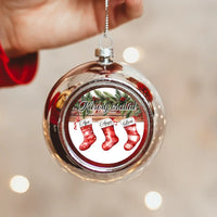 Karácsonyi ezüst gömbdísz piros csizmácskákkal