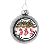 Karácsonyi ezüst gömbdísz piros csizmácskákkal