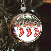 Karácsonyi ezüst gömbdísz piros csizmácskákkal