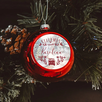 Karácsonyi piros gömbdísz saját névvel és illusztrációval