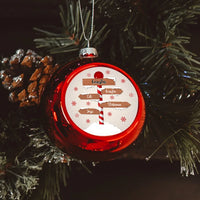 Útmutató karácsonyi piros gömbdísz az egész család nevével