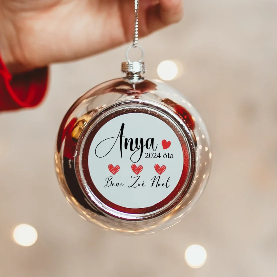 Letisztult anyás ezüst gömbdísz a gyerekek neveivel