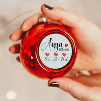 Letisztult anyás piros gömbdísz a gyerekek neveivel