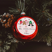 Papának piros gömbdísz az unokák neveivel