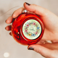 Legjobb nagyi virágos piros gömbdísz