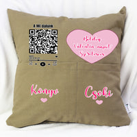 A Mi dalunk - Zsebes párna szerkeszthető QR kóddal Valentin napra