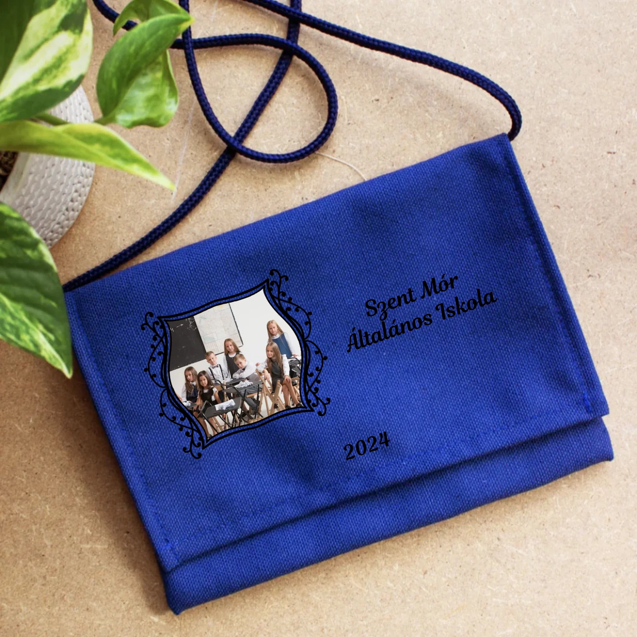 Ballagási tarisznya díszes keretű fényképpel