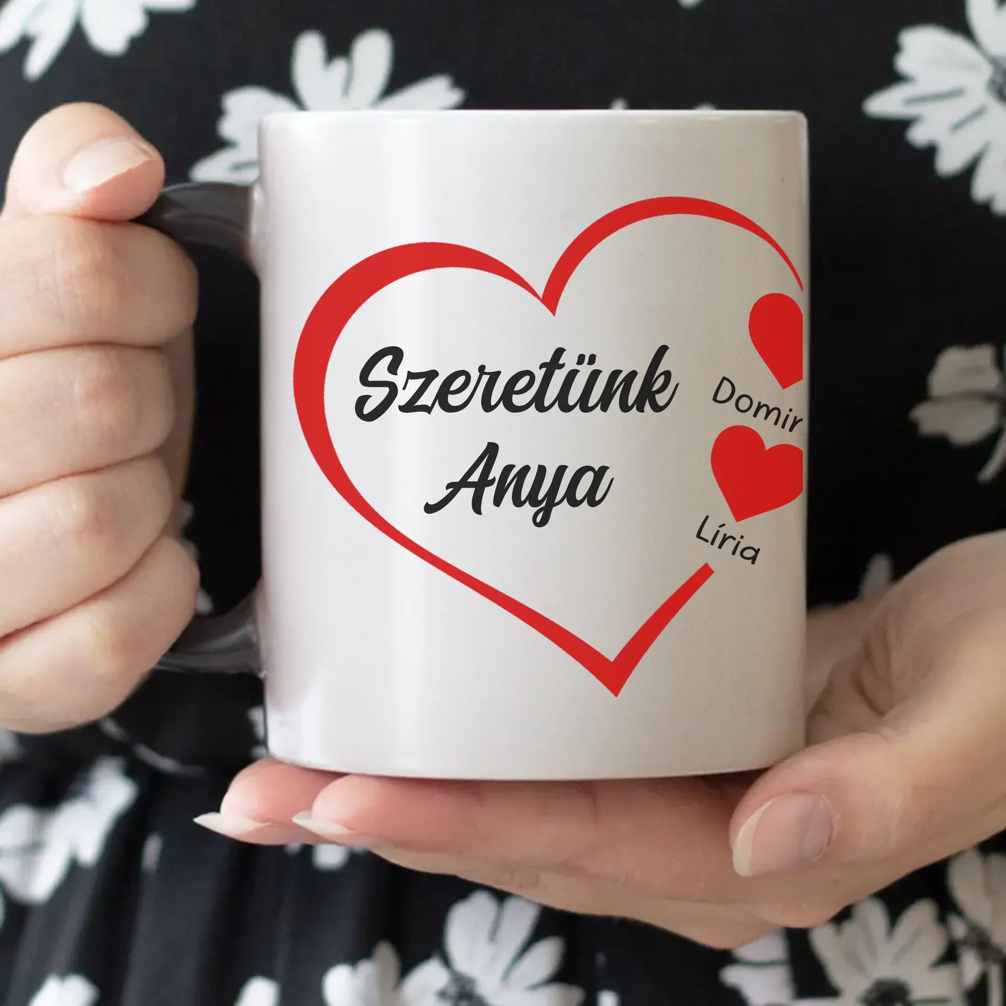 Szeretünk Anya feliratos bögre szerkeszthető nevekkel