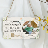 Újszülött köszöntő dísztábla kisfiú képpel