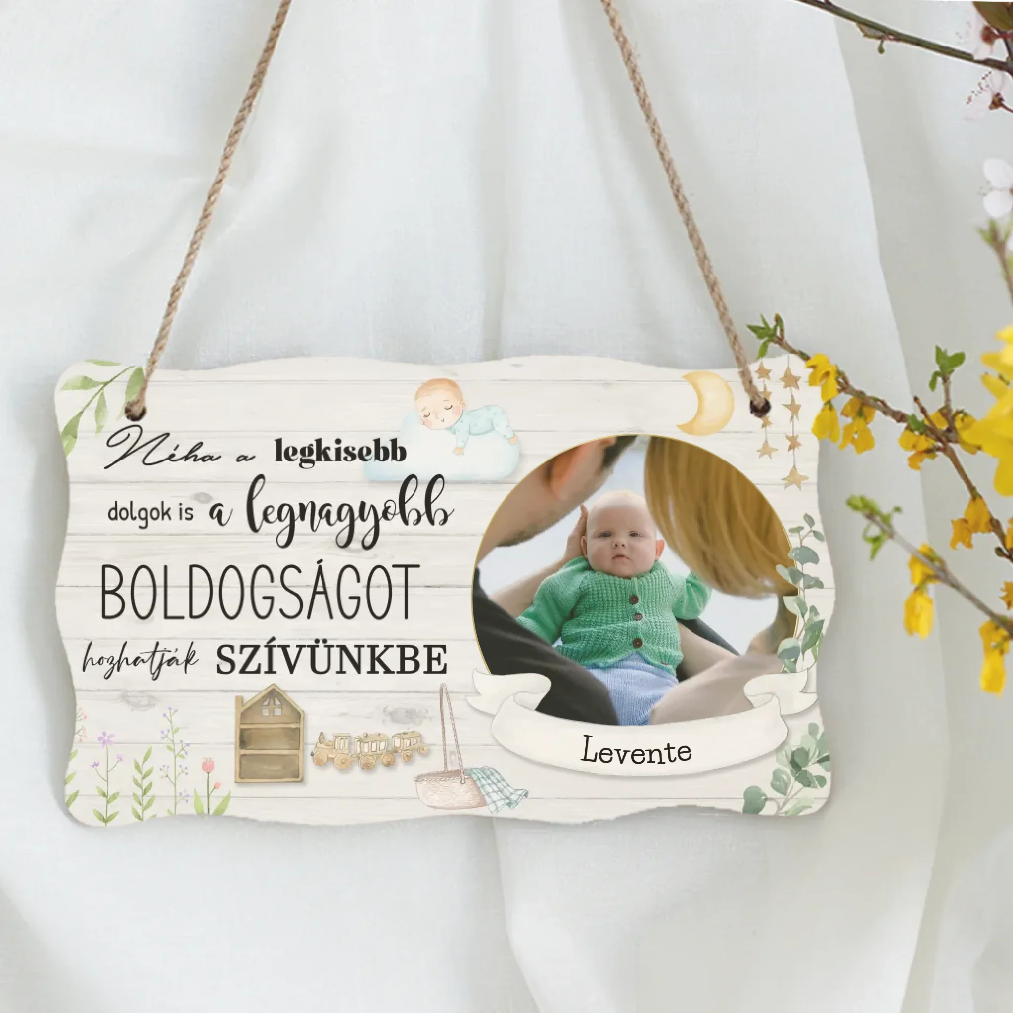 Újszülött köszöntő dísztábla kisfiú képpel