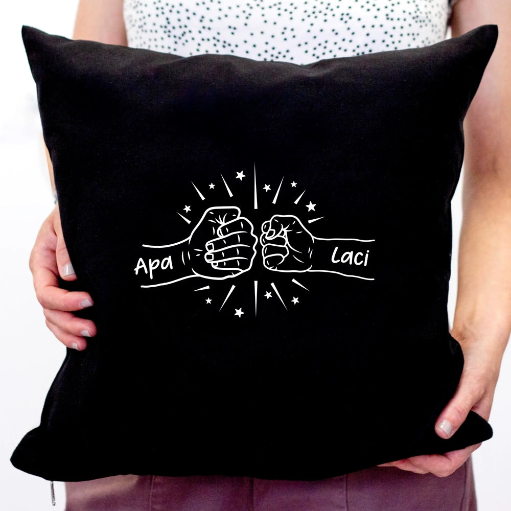 Egyedi neves ajándék fekete párna apáknak kezes mintával