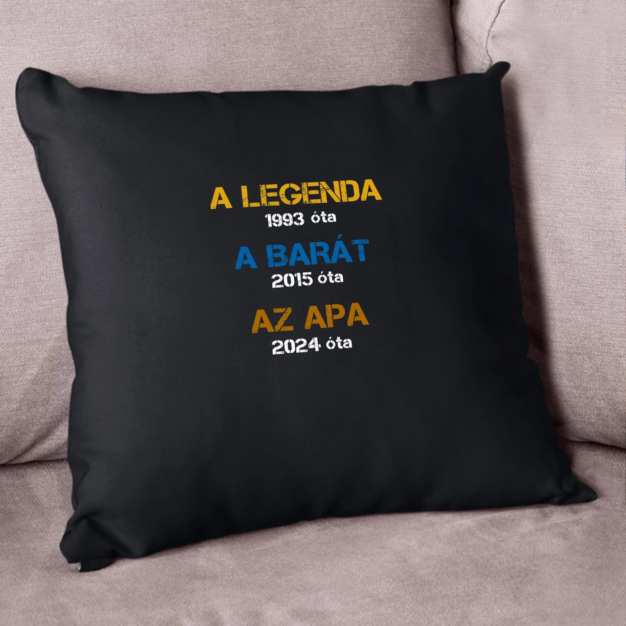Egyedi évszámos ajándék apáknak A legenda, a barát, az apa fekete párna