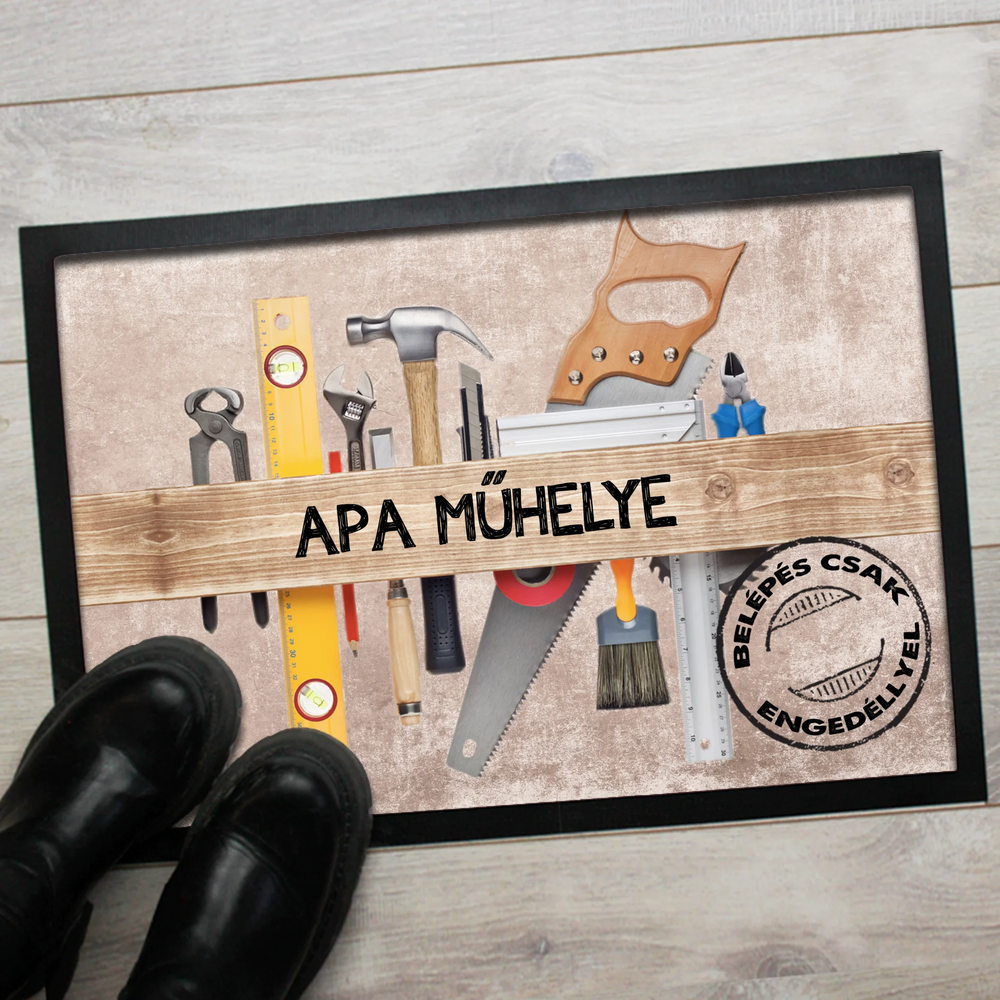 	 Apa műhelye egyedi feliratos lábtörlő