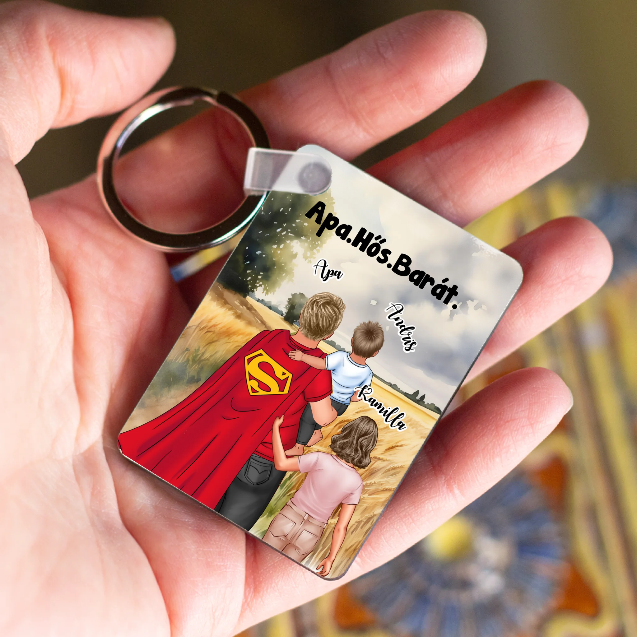 Ajándék Apáknak - Apa a mi hősünk szerkeszthető karakteres egyedi kulcstartó