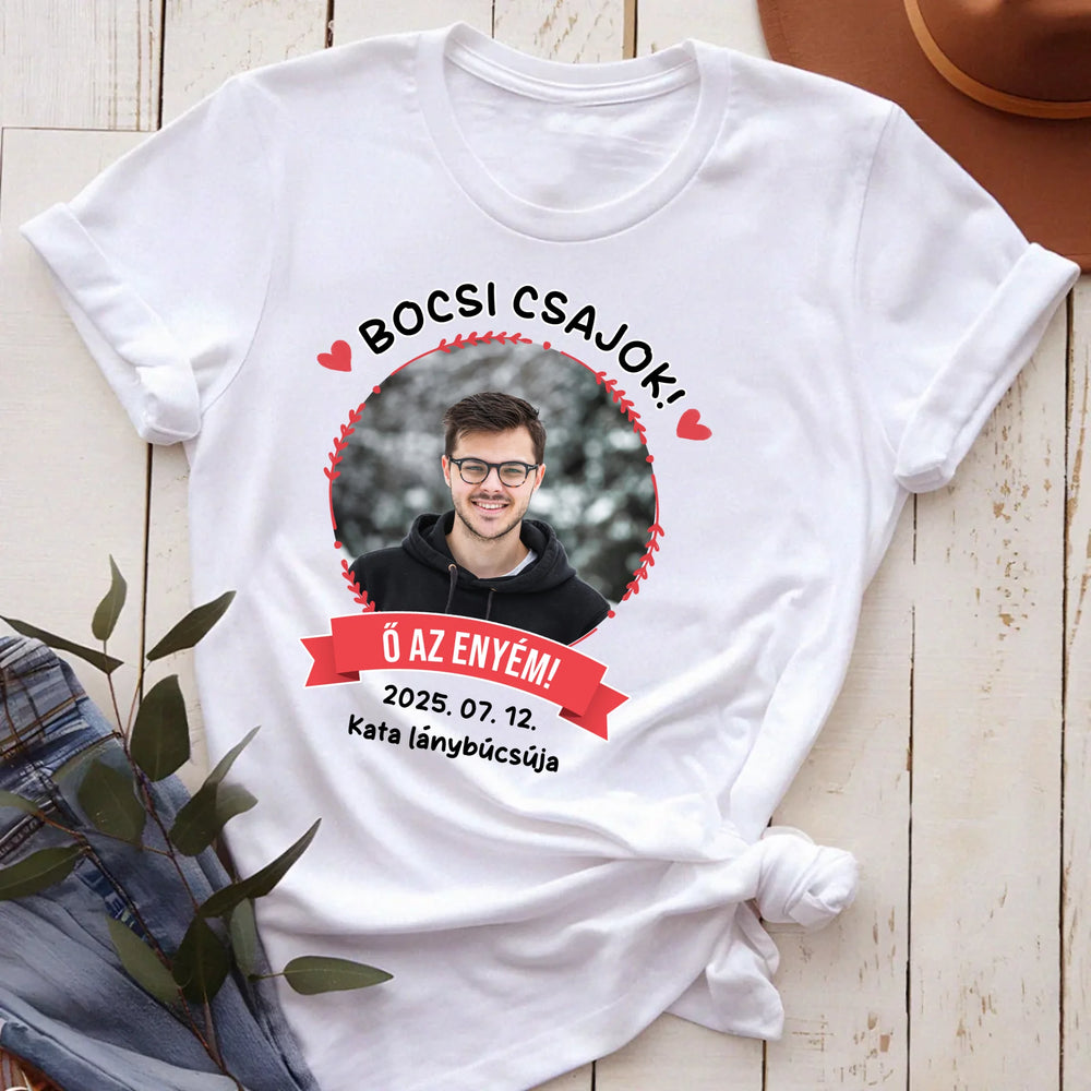 Lánybúcsú Ő az enyém menyasszonyi egyedi képes női póló