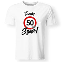 És még mindig szexi évszámos szülinapi póló férfiaknak