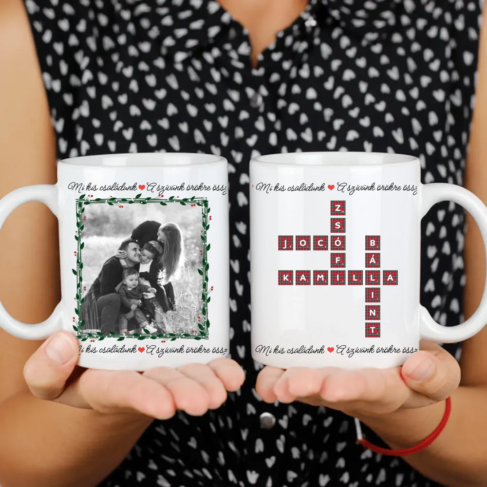 Mi kis családunk - egyedi képes karácsonyi ajándék bögre scrabble mintával