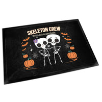 Személyre szabható őszi Halloweeni lábtörlő - Skeleton Crew családi ajándék pároknak
