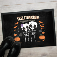 Személyre szabható őszi Halloweeni lábtörlő - Skeleton Crew családi ajándék pároknak