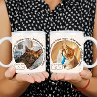 Macskás bögre gazdiknak - Keményen dolgozom felirattal képpel és cica nevével