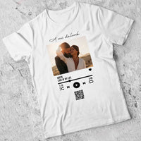 A Mi dalunk - Férfi póló szerkeszthető QR kóddal Valentin napra