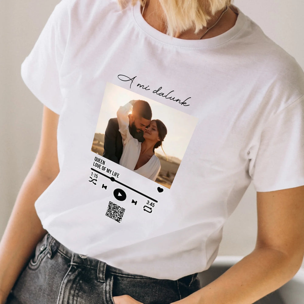 A Mi dalunk - Női póló szerkeszthető QR kóddal Valentin napra