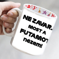 Ne zavarj futamot nézek egyedi neves bögre