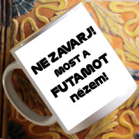 Ne zavarj futamot nézek egyedi neves bögre