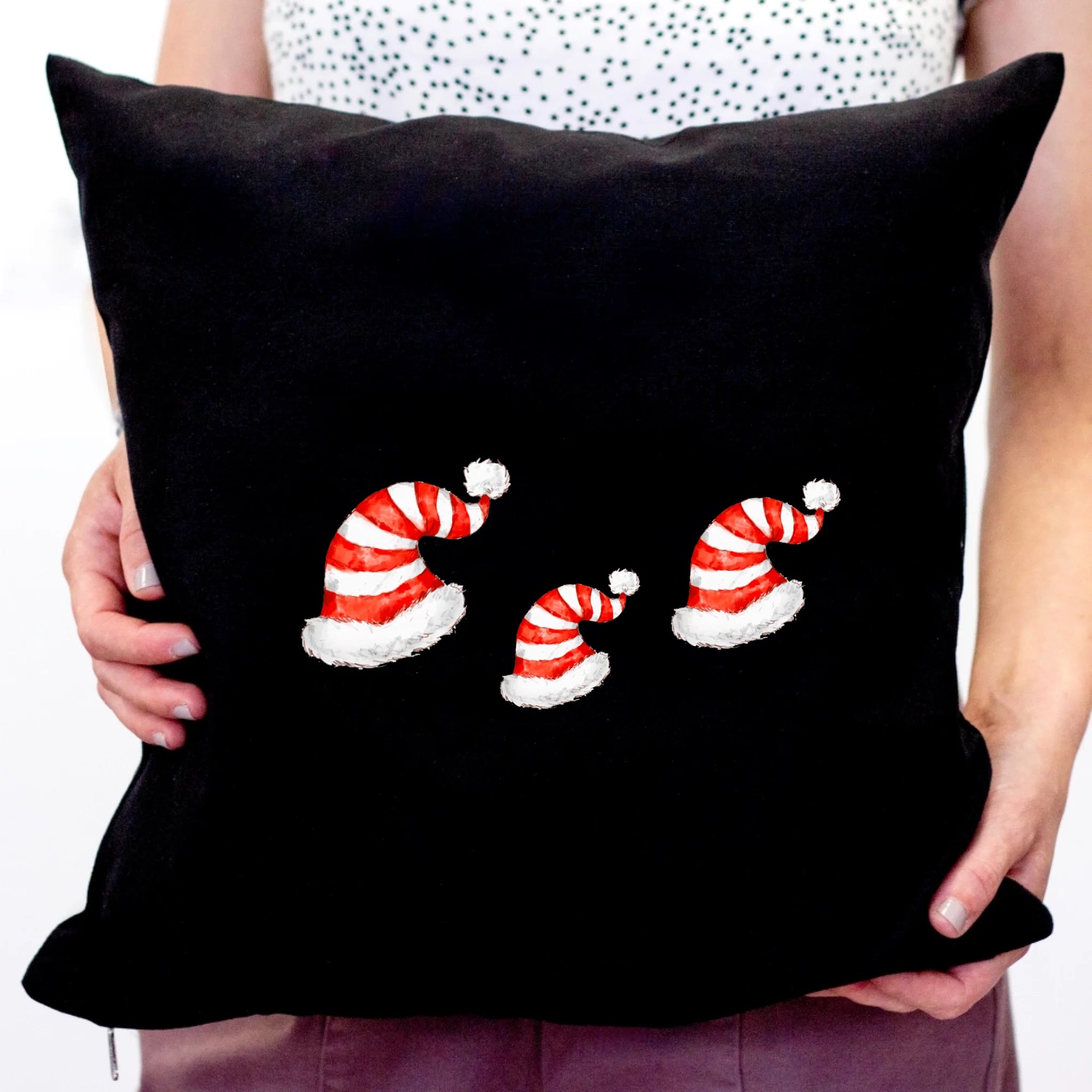 Karácsonyi sapkás párna fekete huzattal