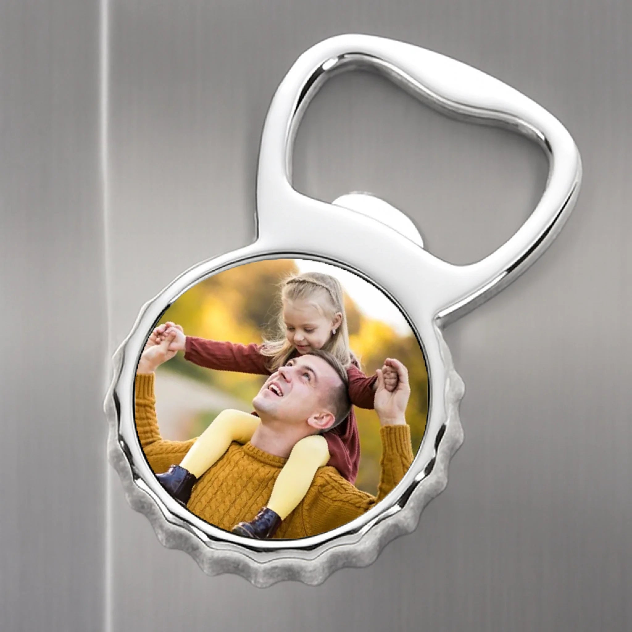 Nevelő apa ajándék - sörnyitó hűtőmágnes egyedi képpel